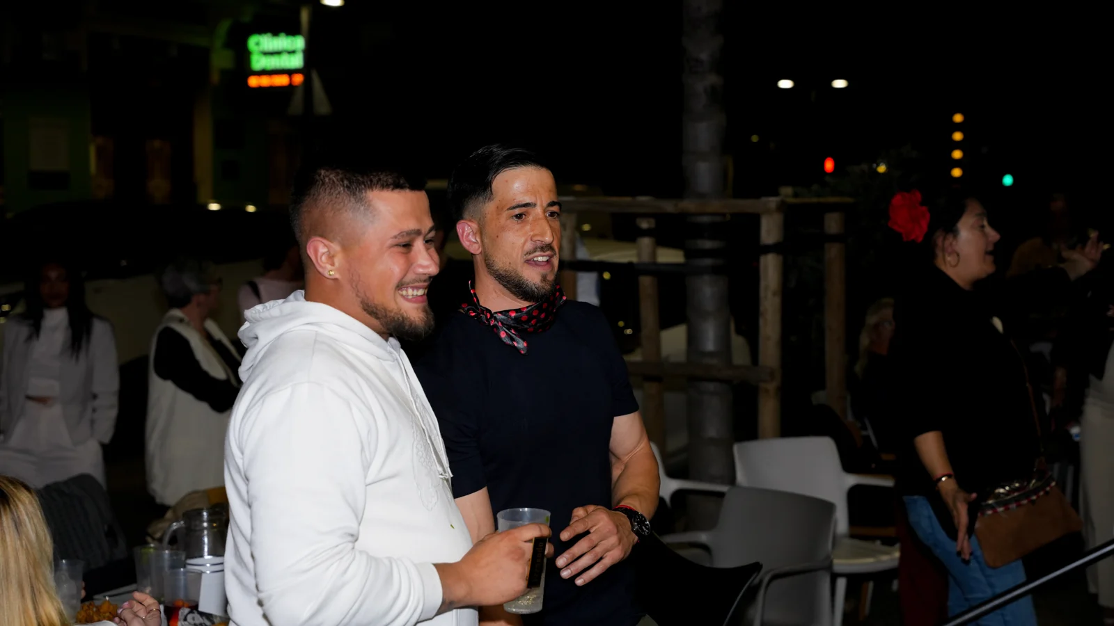 Amigos disfrutando de una noche en Mi Bella Lola
